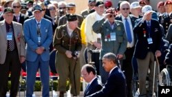 Presiden AS Barack Obama dan Presiden Perancis Francois Hollande berjalan melewati barisan para veteran dan hadirin dalam peringatan 70 tahun invansi D-Day di Taman Makam Pahlawan dan Tugu peringatan Normandia-Amerika di Colleville-sur-Mer (6/6).