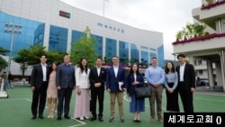 지난 7일 부산 세계로교회를 방문한 라일리 반즈 미 국무부 민주주의·인권·노동국(DRL) 차관보(사진 오른쪽에서 다섯 번째)와 줄리 터너 미 국무부 DRL 본부 부차관보 대행, 벨시스 로메로 백악관 신앙사무국 연락관 등 미국 측 방문단이 손현보 목사와 기념촬영을 하고 있다. 