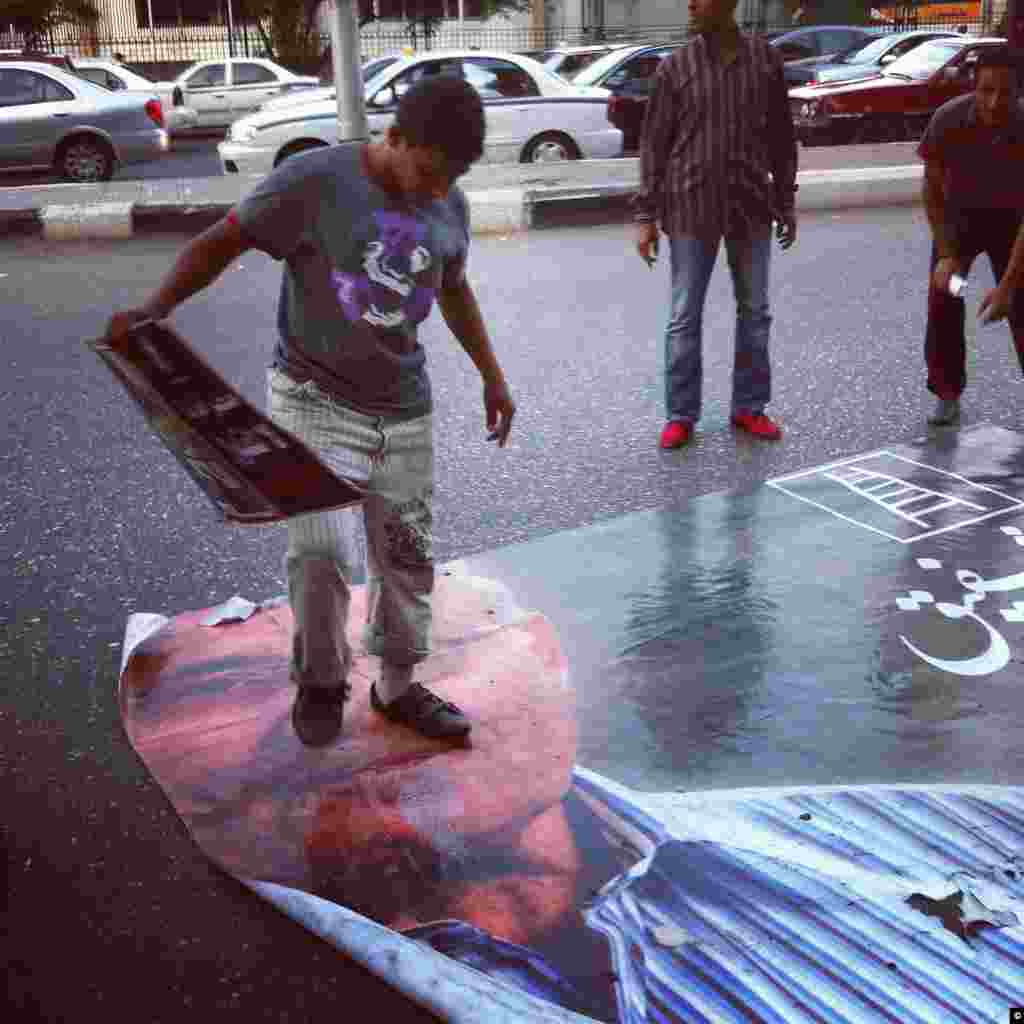 Cries of freedom and disdain for presidential candidate ‪Ahmed Shafiq and the former Mubarak regime on June 15th, 2012 in Tahrir Square, Cairo.