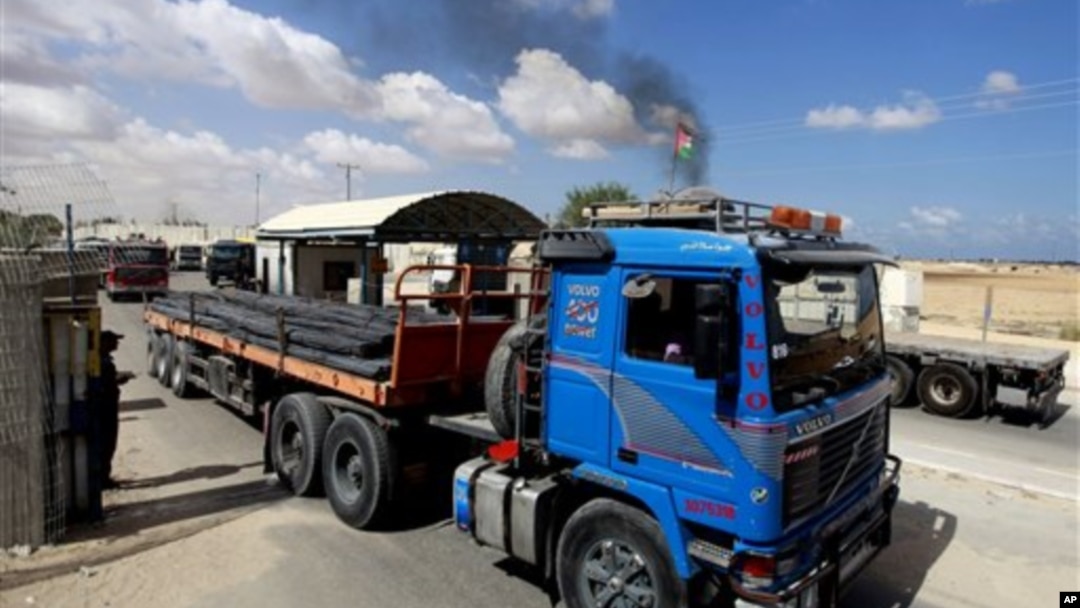 Seorang warga Palestina memeriksa truk bermuatan besi setibanya dari Israel melalui perbatasan Kerem Shalom menuju Rafah, selatan Jalur Gaza (22/9).