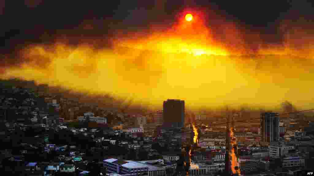 Une vue panoramique d&#39;un incendie à Valparaiso, à 110 km à l&#39;ouest de Santiago, au Chili, le 12 Avril 2014. Les autorités ont décrété une alerte rouge pour la zone après que l&#39;incendie a consommé plus de 100 maisons.