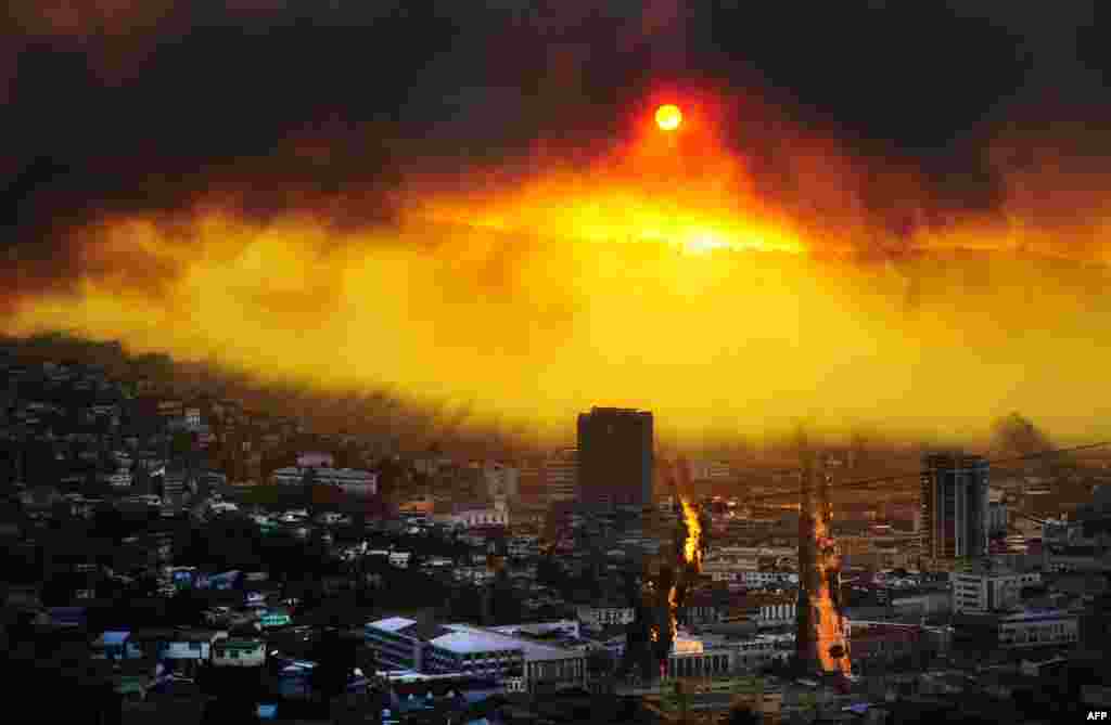 Unas cien casas fueron consumidas por un poderoso incendio en Valparaiso, a unos 110 kilómetros de Santiago, en Chile, el 12 de abril.&nbsp;