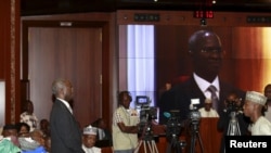 Le ministre nigérian Babatunde Fashola (à gauche) se tient debut et prête serment à Abuja, Nigeria le 11 novembre 2015.