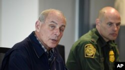 Menteri Keamanan Dalam Negeri AS John Kelly (kiri) didampingi Kepala Patroli Perbatasan AS Ronald Vitiello dalam pertemuan di San Diego (10/2). (AP/Denis Poroy)