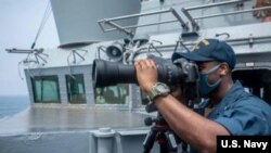 Kapal perusak berpeluru kendali USS "Curtis Wilbur" melakukan misi rutin di Selat Taiwan pada 18 Mei 2021. (foto: Angkatan Laut AS)