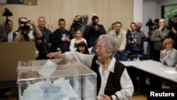 Žena glasa na biračko mestu u Beogradu 
