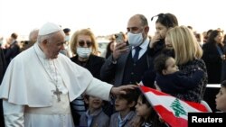 Lubnanî li Qibrisê pêşwaziyê li Papa Francis dikin