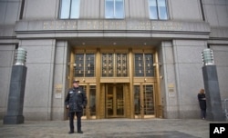 A court officer stands outside U.S. Federal Court, where two nephews of Venezuela's powerful first lady are facing arraignment after being arrested in Haiti, Nov. 12, 2015, in New York. An indictment unsealed on Thursday accuses Efrain Campos and Francisc