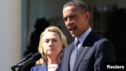 Tổng thống Barack Obama phát biểu cùng với Ngoại trưởng Mỹ Hillary Clinton sau cái chết của Đại sứ Mỹ tại Libya, Chris Stevens, và những người khác, từ Vườn Hồng của Nhà Trắng ở Washington, ngày 12/9/2012.