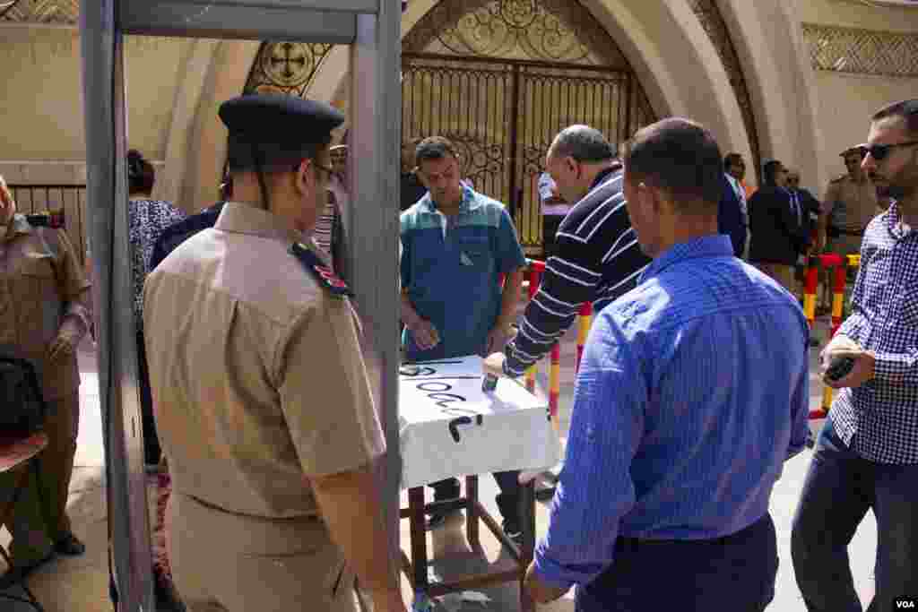 Police are checking people coming to attend a vigil in Mar Girgis church in Tanta, Egypt, Saturday, May 20, 2017. (H. Elrasam/VOA)
