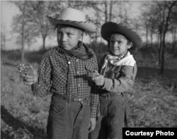 Robert “Corky” and Linda Poolaw (Kiowa/Delaware), dressed up and posed for the photo by their father, Horace. Anadarko, Oklahoma, ca. 1947. 45HPF57 © 2014 Estate of Horace Poolaw. Reprinted with permission.