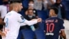 Le défenseur espagnol de Marseille Alvaro Gonzalez (L) réagit avec l'attaquant brésilien du Paris Saint-Germain Neymar (R) lors du match de football français L1 entre le Paris Saint-Germain (PSG) et Marseille (OM) au stade du Parc des Princes à Paris le 1