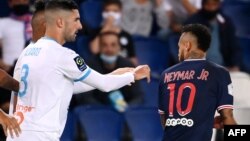 Le défenseur espagnol de Marseille Alvaro Gonzalez (L) réagit avec l'attaquant brésilien du Paris Saint-Germain Neymar (R) lors du match de football français L1 entre le Paris Saint-Germain (PSG) et Marseille (OM) au stade du Parc des Princes à Paris le 1