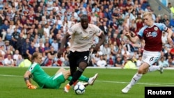 Romelu Lukaku, Manchester United, en action contre Ben Mee, Burnley, le 2 septembre 2018.