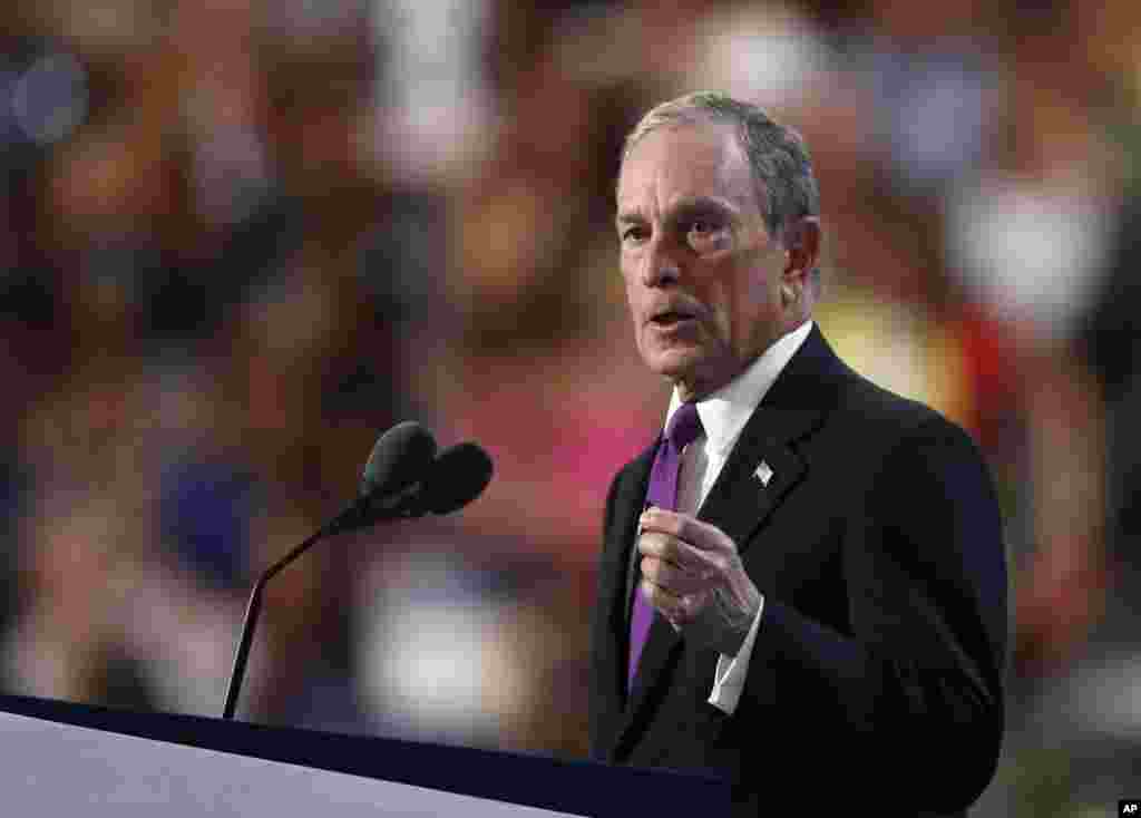 Mantan Walikota New York Michael Bloomberg berbicara pada hari ketiga Konvensi Nasional Partai Demokrat di Philadelphia, Rabu (27/7). (AP/Paul Sancya)