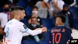 Alvaro Gonzalez, à gauche, réagit avec Neymar lors du match entre le PSG, France, le 13 septembre 2020.