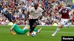 Romelu Lukaku de Manchester United en action contre Ben Mee de Burnley, Angleterre, le 2 septembre 2018.