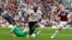 Romelu Lukaku, Manchester United, en action contre Ben Mee, Burnley, le 2 septembre 2018.