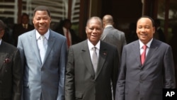 Les présidents béninois, Thomas Boni Yayi, ivoirien, Alassane Ouattara et nigérien, Mahamadou Issoufou, à Abuja