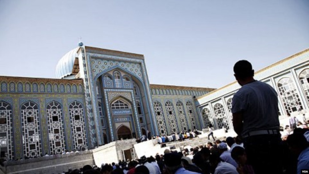 Lebih dari 1.000 jemaah berkumpul di masjid utama Dushanbe, Tajikistan, untuk sholat Jumat (30/9).