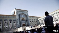 Lebih dari 1.000 jemaah berkumpul di masjid utama Dushanbe, Tajikistan, untuk sholat Jumat (30/9).