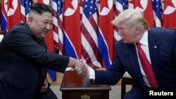 Severnokorejski lider Kim Džong Un i predsednik Donald Tramp rukuju se na samitu udemilitarizovanoj zoni, 30 jun 2019.