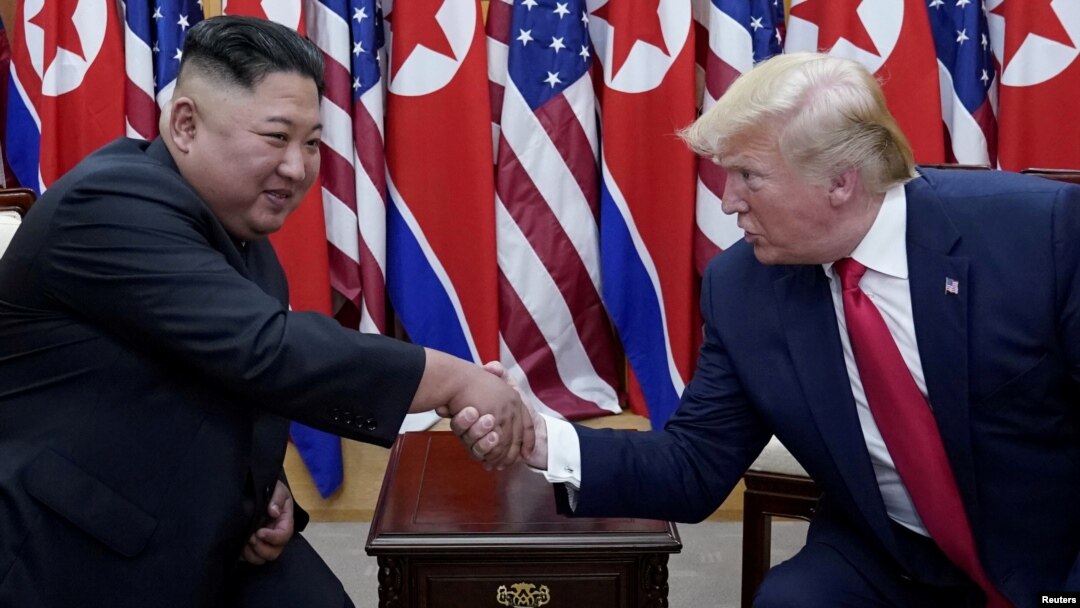 Severnokorejski lider Kim Džong Un i predsednik Donald Tramp rukuju se na samitu udemilitarizovanoj zoni, 30 jun 2019.