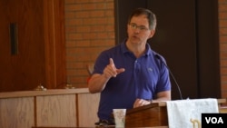 Pastor Chris Ayers delivers a sermon at Wedgewood Church in Charlotte, North Carolina. (W. Gallo/VOA)