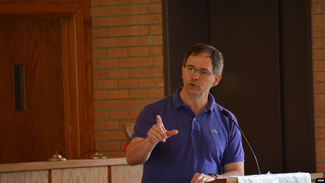 Pastur Chris Ayers berkhotbah di Gereja Wedgewood di Charlotte, North Carolina. (W. Gallo/VOA)