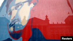 Snowden también se encuentra en Rusia, en donde recibió asilo político temporal.