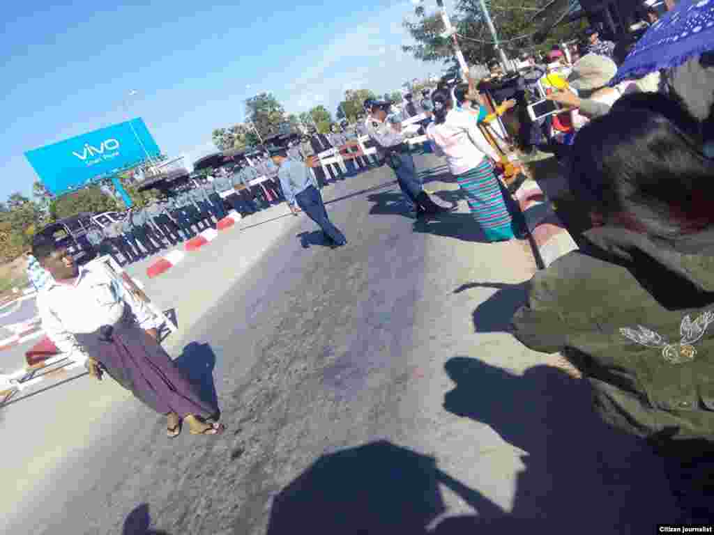 တိုင်ရီဖိနပ်စက်ရုံက အလုပ်သမားေ တွကို ရဲတွေကနေပြည်တော် အဝင်ဂိတ်မှာ တားဆီးနေစဉ်။ 