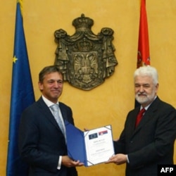 Šef delegacije EU u Srbiji Vensan Dežer predaje srpskom premijeru Mirku Cvetkoviću mišljenje EK o kandidaturi Srbije