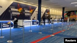 Una vista de un escritorio de registro para el Congreso Mundial del Petróleo en Houston, Texas, EE. UU. el 5 de diciembre de 2021. [Foto de archivo]