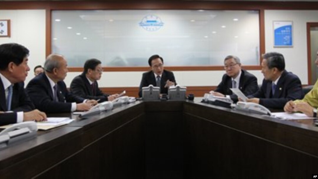 Presiden Korsel, Lee Myung-bak (tengah) segera menggelar sidang darurat bersama Dewan Keamanan Nasional di Istana Presiden di Seoul, Korsel pasca peluncuran roket Korut, Rabu (12/12).