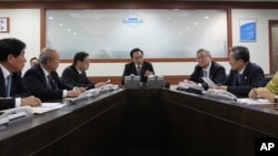 12일 북한의 장거리 로켓 발사 직후, 한국 이명박 대통령(가운데)이 긴급 국가안전보장회의를 주재하고 있다.
