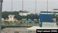 Le siège du parlement sous haute surveillance policière à Lomé, Togo, le 12 septembre 2017. (VOA/Kayi Lawson)