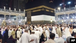 Người hành hương đi quanh Kaaba, kiến trúc hình khối tại trung tâm của giáo đường ở Mecca, 12/9/2015.