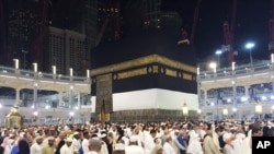 Jemaah haji melakukan tawaf, berjalan mengelilingi Kabah, di Masjidil Haram, Sabtu pagi (12/9).