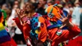 ​کارناوال &laquo;فرهنگ&zwnj;ها&raquo; در برلین آلمان -&nbsp;در این کارناوال، ملیت&zwnj;ها و اقوام مختلف با نمادهای فرهنگی خود در قالب این کارناوال رژه می روند. گاهی هم اینگونه خود را در می آورند.