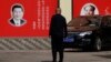 上海一条街道上张贴的中国国家主席习近平和前共产党领袖毛泽东的画像。（2018年2月26日）
