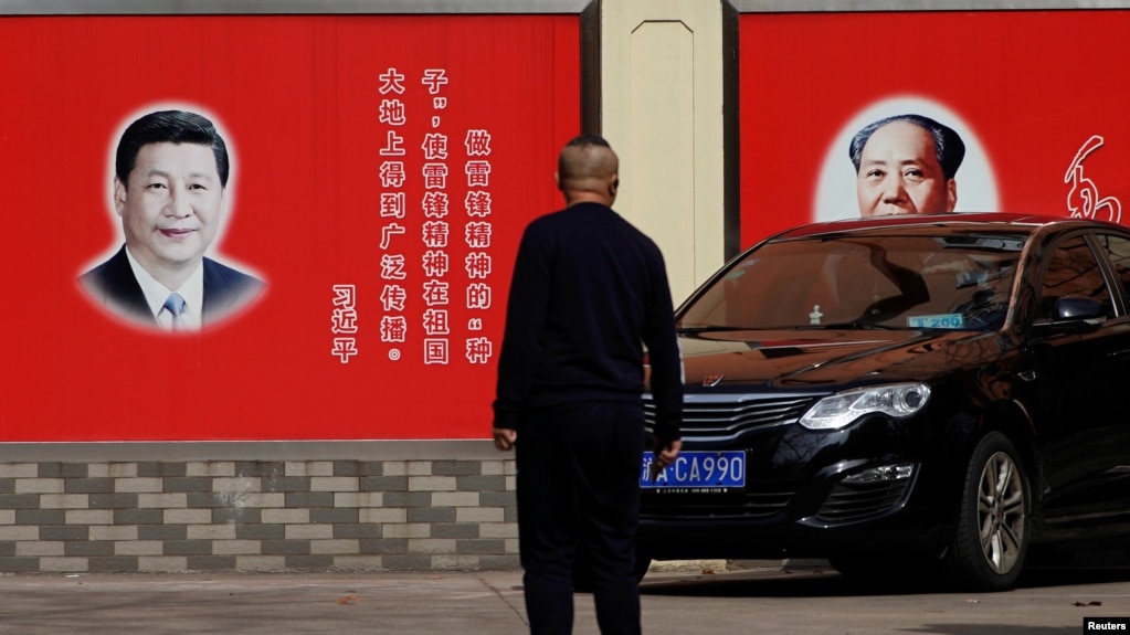 上海街头张贴的中国领导人习近平与前领导人毛泽东的画像。(2018年2月26日