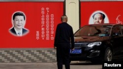 上海街頭張貼的中國領導人習近平與前領導人毛澤東的畫像。（2018年2月26日)