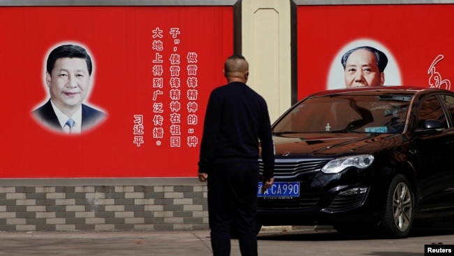 上海街头张贴的中国领导人习近平与前领导人毛泽东的画像。（2018年2月26日