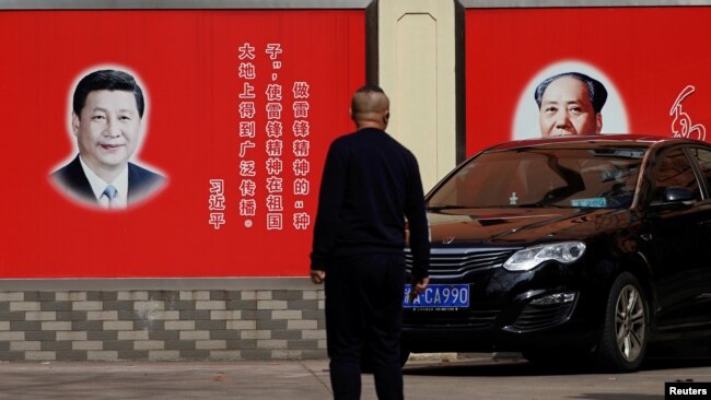 上海街头张贴的中国领导人习近平与前领导人毛泽东的画像。(2018年2月26日