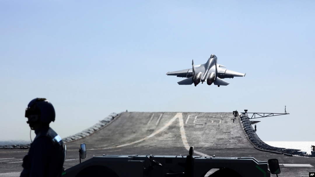 ILUSTRASI - Jet tempur J-15 dari kapal induk Liaoning Angkatan Laut China lepas landas untuk latihan tempur di perairan terbuka yang meliputi Laut Kuning, Laut Timur, dan Pasifik Barat. (Xinhua via AFP)