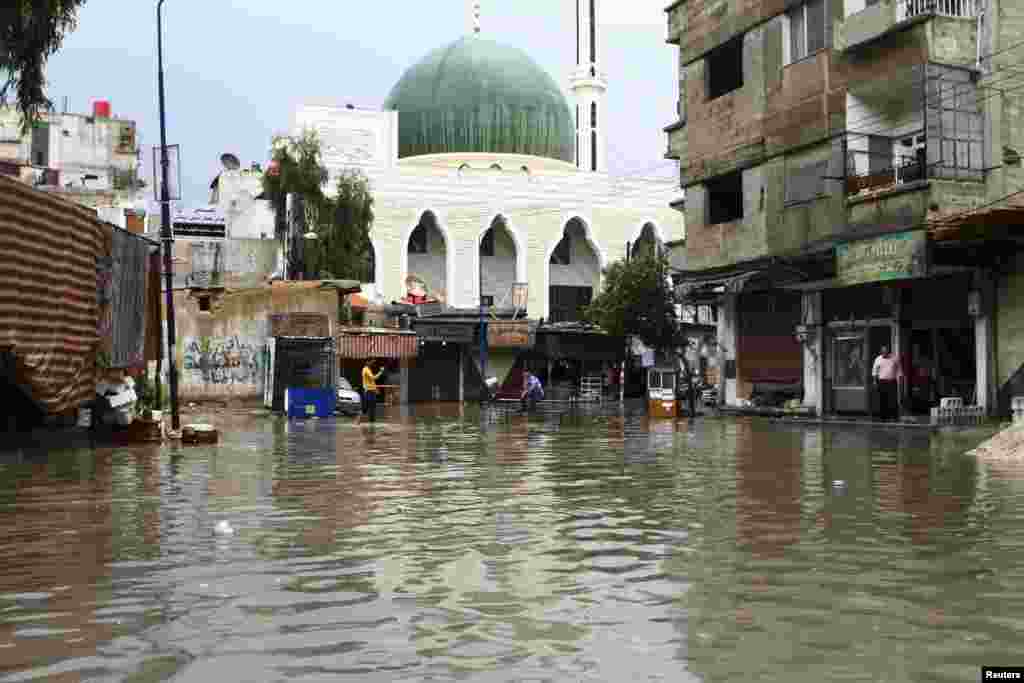 敘利亞首都大馬士革附近扎馬卡鎮一處大雨過後遭到水淹的地段。（2012年10月22日）