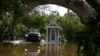 Una camioneta pasa junto a una puerta de guardia en una calle inundada en Siesta Key, Florida, luego del paso del huracán Milton, el 10 de octubre de 2024.