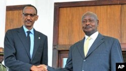 Rais wa Uganda Yoweri Museveni, kulia akisalimiana na Rais wa Rwanda Paul Kagame.