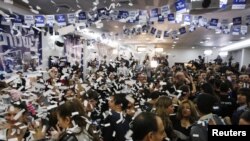 22일 치러진 이스라엘 총선에서 제 2당으로 부상한 중도 좌파 예쉬 야티드당 당원들이 23일 당 본부에서 축하 파티를 열었다.