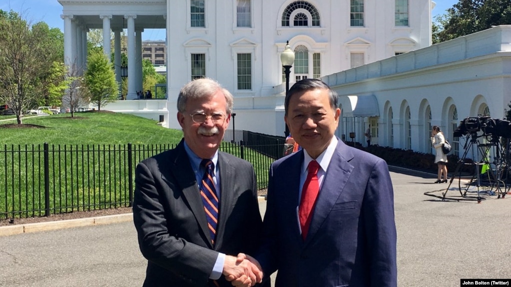 Bộ trưởng Công an Việt Nam Tô Lâm (phải) được Cố vấn An ninh Quốc gia Mỹ John Bolton tiếp đón tại Nhà Trắng ở Washington DC hôm 24/4. Ông Tô Lâm còn gặp gỡ các quan chức cấp cao khác của Mỹ trong chuyến thăm Washington tuần này. (Twitter John Bolton)